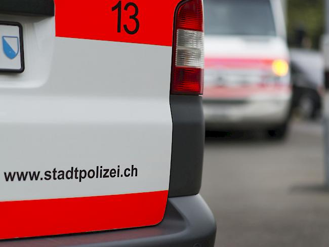 Weil sich ein Mann in Zürich gegen eine Polizeikontrolle wehrte, ist ein Stadtzürcher Polizist an zwei Fingern verletzt worden. (Symbolbild)
