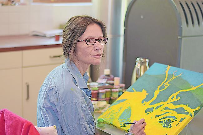 Malerin Esther Gischig vor ihrem neuesten Werk. «Im Moment male ich vor allem Bäume und Meerestiere», sagt sie.