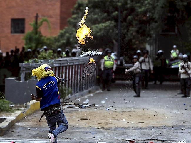 Venezuela kommt nicht zur Ruhe. Die Proteste tausender Menschen gegen die Regierung werden trotz massiver Polizeimassnahmen immer grösser.