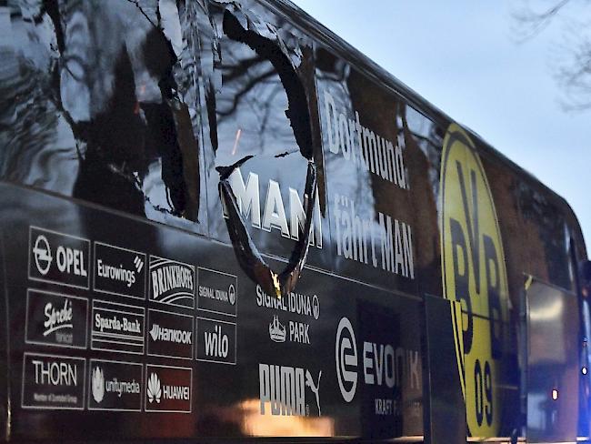 Blick auf den beschädigten Mannschaftsbus von Borussia Dortmund. Beim Anschlag vor gut einer Woche wurden der Dortmunder Fussballer Marc Bartra und ein Polizist verletzt.