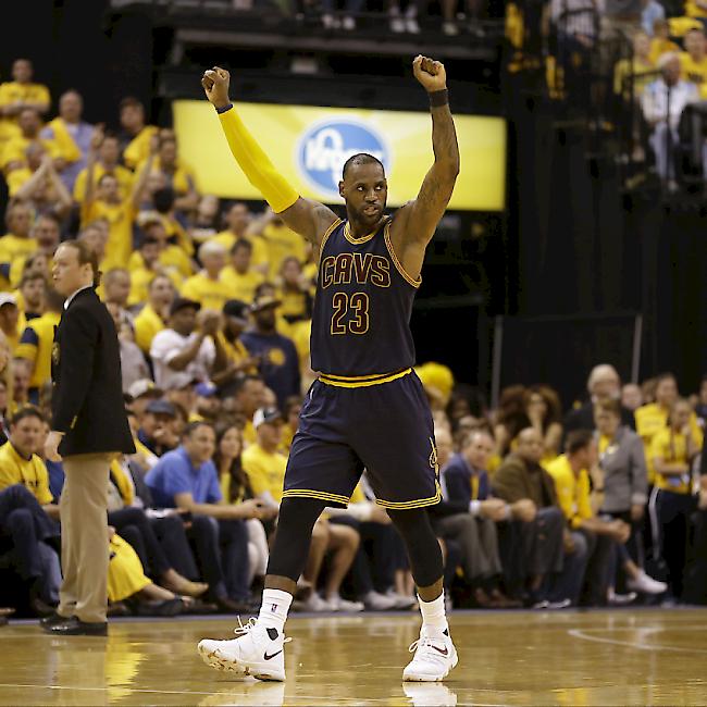 Feiert sich und sein Team nach einer unglaublichen Aufholjagd: Clevelands Superstar LeBron James