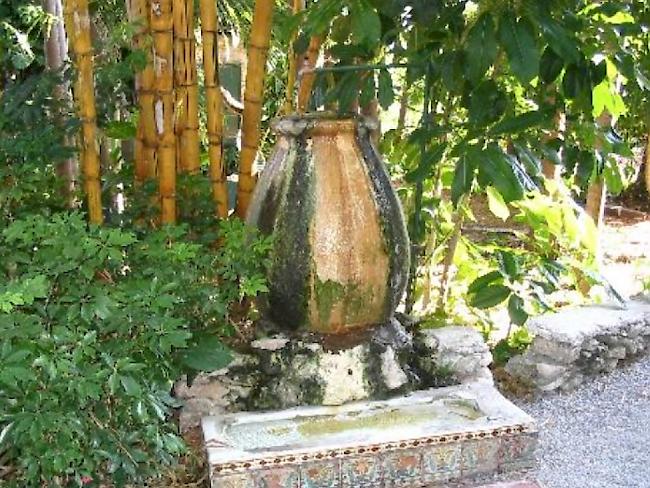 Dieser Brunnen im Garten von Ernest Hemingways früherem Haus in Key West wurde aus einem Pissoir gemacht. Der Autor klaute es aus seiner Lieblingsbar mit der Begründung, er habe schon soviel Geld da reingepisst, dass es ihm mittlerweile rechtmässig gehöre.(Hemingway Home & Museum)