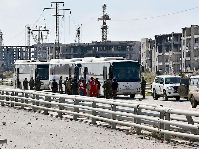 Busse mit Evakuierten aus Fua und Kafraja nahe Aleppo. Nachdem sie an einem Kontrollpunkt dort aufgehalten worden waren, konnten sie am Freitag weiterfahren. (Archiv)