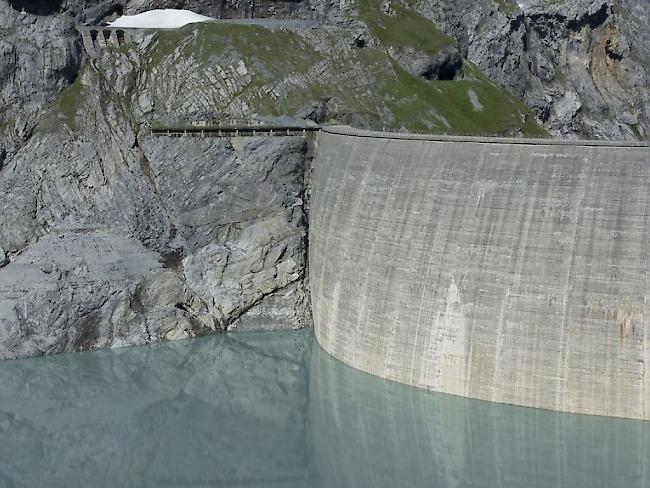 Die Stromproduktion von Speicherkraftwerken - hier die Staumauer am Limmernsee im Kanton Glarus - ist im letzten Winter stark zurückgegangen.