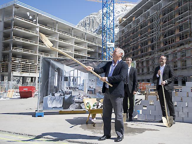 Der ägyptische Investor Samih Sawiris (vorne) bei der Grundsteinlegung zum neusten Apartmenthaus in seinem Ferienresort in Andermatt UR. Bisher sind vier Häuser in Betrieb, im Endausbau sollen es 42 sein.