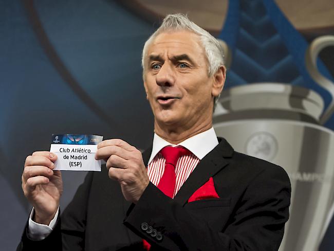 Der walisische Final-Botschafter Ian Rush zieht am UEFA-Sitz in Nyon das Los von Atletico Madrid