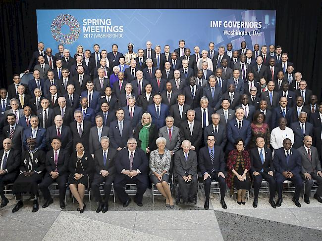 Grosses Gruppenbild von der IWF-Frühjahrestagung, an der auch Bundesrat Ueli Maurer teilgenommen hat