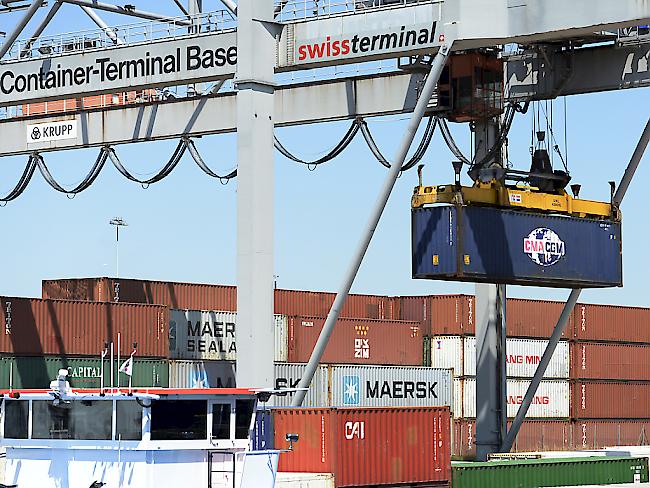 Alle Hände voll zu tun: Die Schweizer Konjunktur gewinnt trotz Frankenstärke an Fahrt. (Archivbild vom Basler Containerhafen)
