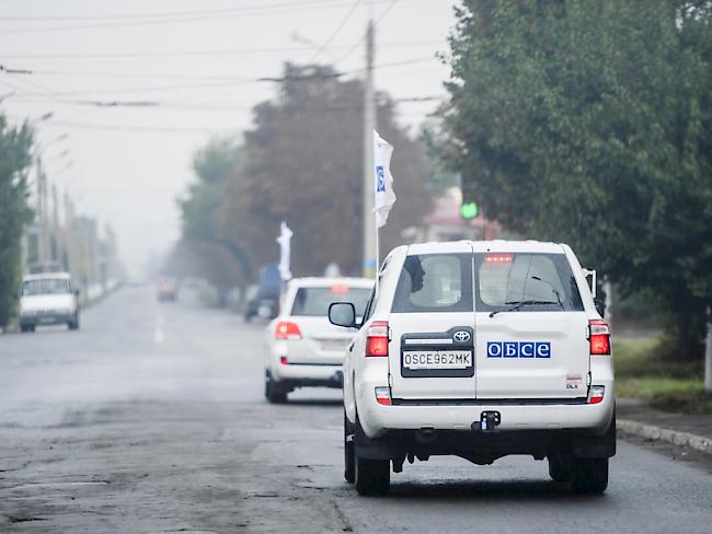 Fahrzeuge der Beobachtermission der OSZE nördlich von Donezk in der Ostukraine. Am Sonntag wurde ein OSZE-Beobachter getötet, als ein OSZE-Fahrzeug auf eine Mine fuhr. (Archiv)