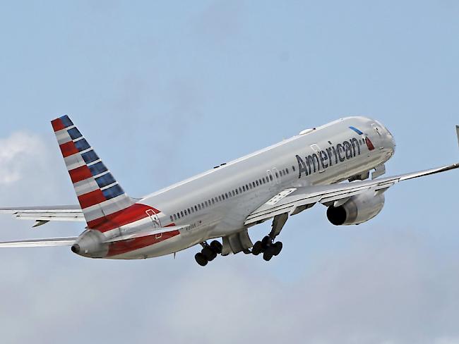 Die US-Fluggesellschaft American Airlines kommt nicht aus den Schlagzeilen heraus: Erneut kam es in einer Maschine der Gesellschaft zu einem Zwischenfall, bei dem ein Fluggast unfreundlich behandelt wurde. (Symbolbild)