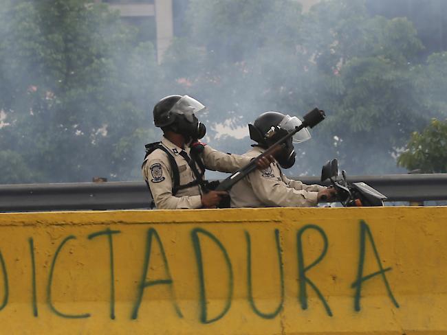 Polizisten gehen in Venezuela gegen Demonstranten vor: Präsident Maduro will 500