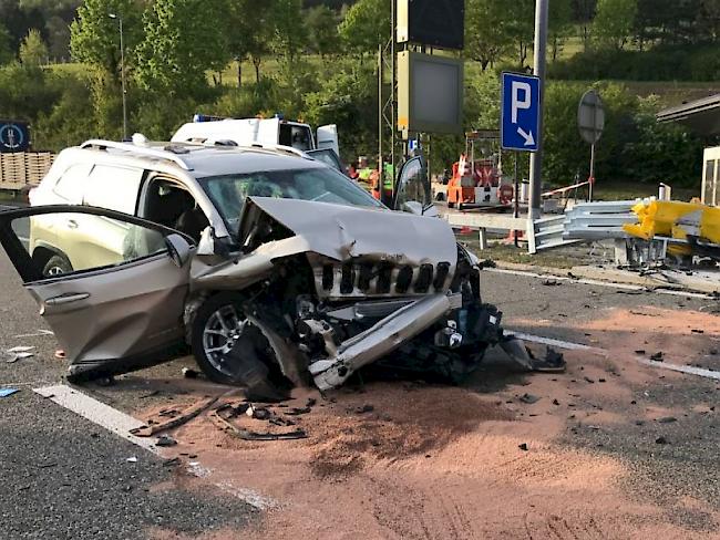 Bei einem Selbstunfall auf der A2 bei Itingen BL verlor eine Mitfahrerin ihr Leben. Der Lenker wurde mit schweren Verletzungen in ein Spital gebracht.