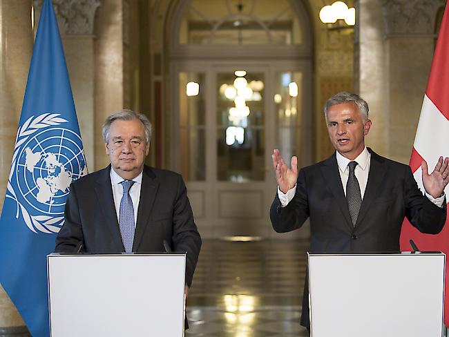 UNO-Generalsekretär António Guterres (links) bei Bundesrat Didier Burkhalter im Bundeshaus.