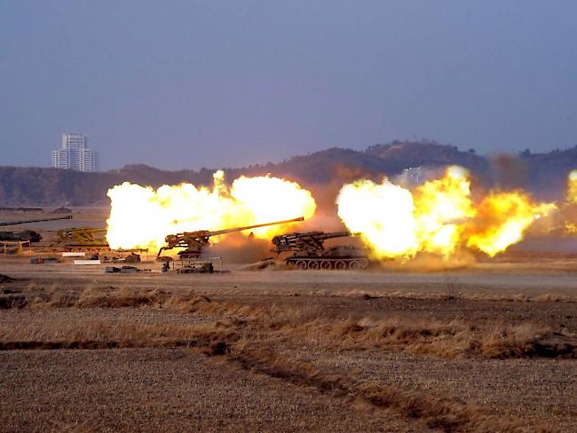 Archiv-Video der Korean Central News Agency (KCNA): Laut Medienberichten hat Nordkorea anlässlich des 85. Jahrestages des Bestehens seiner Armee ein Artillerie-Manoöver durchgeführt.