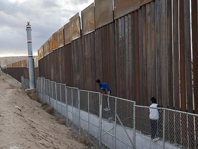 Teile der Grenze zwischen den USA und Mexiko sind bereits mit Zäunen und Mauern gesichert - so wie hier nahe Ciudad Juarez. Für eine durchgehende Mauer hat der US-Kongress aber noch nicht die nötigen finanziellen gesprochen.