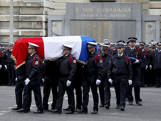 Der Sarg des getöteten Polizisten war mit einer französischen Trikolore bedeckt.