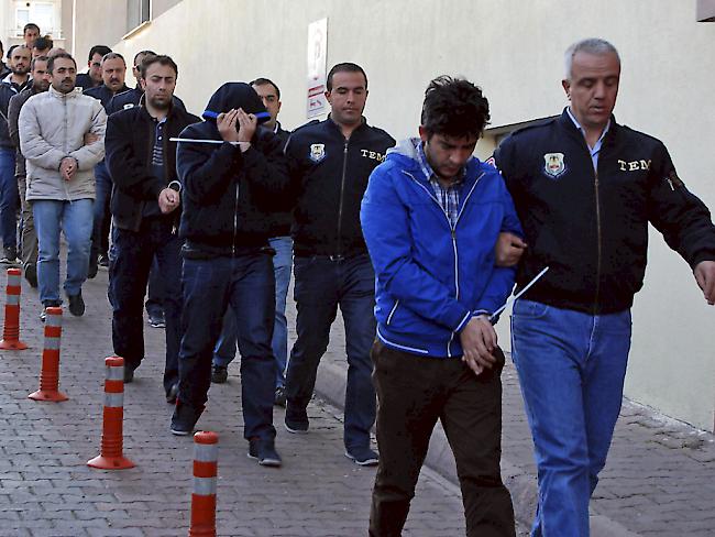 Festgenommene mutmassliche Gülen-Anhänger in der zentraltürkischen Stadt Kayseri