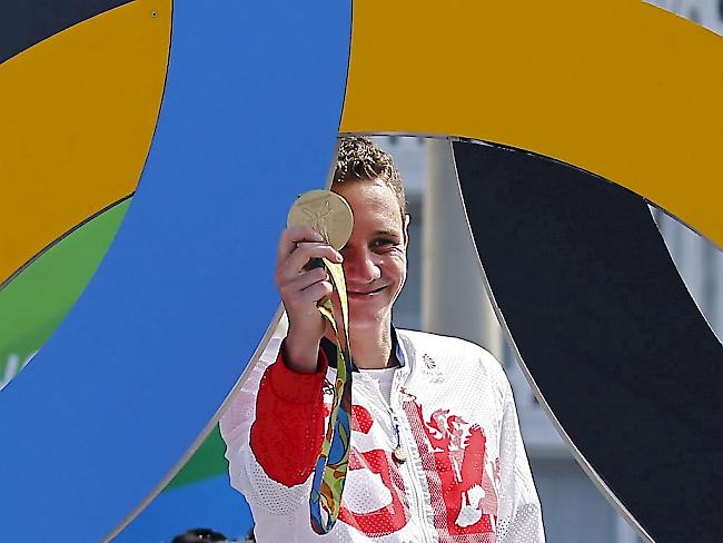 Alistair Brownlee zeigt seine Goldmedaille.