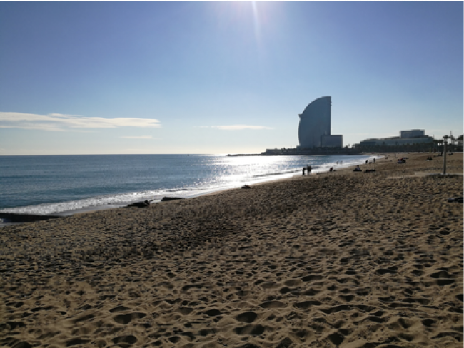 «Strand von Barcelona mit Hotel W im Hintergrund»