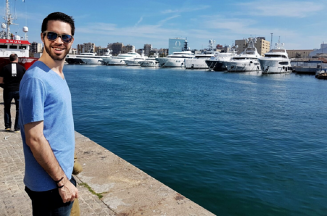 «Ich am Hafen von Barcelona mit dem Yachthafen im Hintergrund»