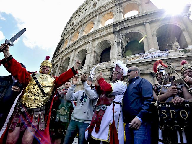 Dürfen in der Innenstadt Roms bleiben: Die Gladiatoren, welche für Erinnerungsfotos von Touristen posieren. (Archiv)