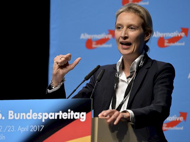Alice Weidel am Parteitag der Alternative für Deutschland, an dem sie zur Spitzenkandidatin der rechtspopulistischen Partei wurde. Die 38-jährige Ökonomin hat auch ein Standbein in der Schweiz: Sie ist in Biel gemeldet. (Archivbild)