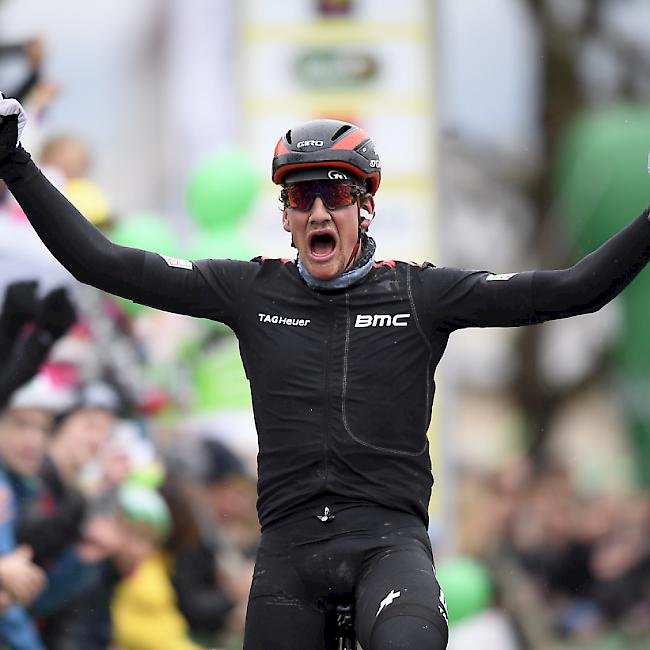 Grosse Freude bei Stefan Küng nach seinem zweiten Etappensieg im Rahmen der Tour de Romandie
