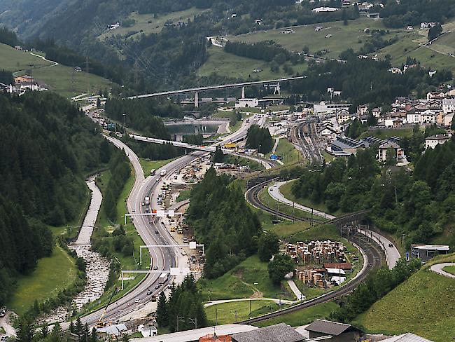 Mit der Überdeckung der Autobahn vor dem Gotthard-Strassentunnel soll der Talboden in Airolo TI aufgewertet werden.
