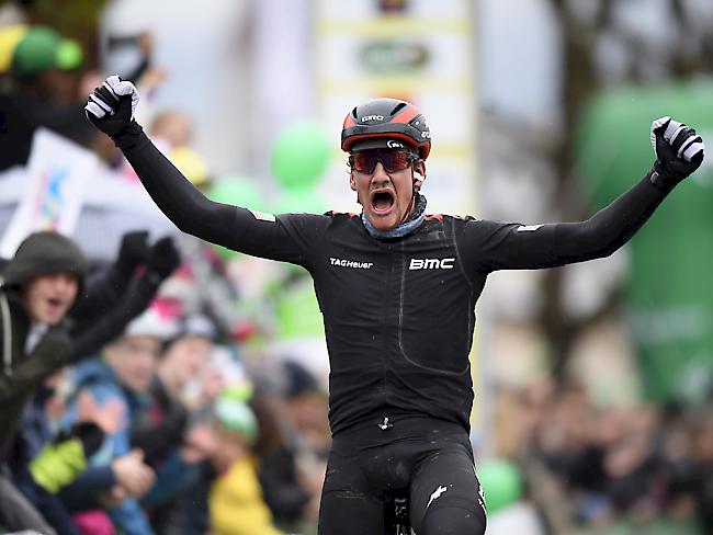 Grosse Freude bei Stefan Küng nach seinem zweiten Etappensieg im Rahmen der Tour de Romandie