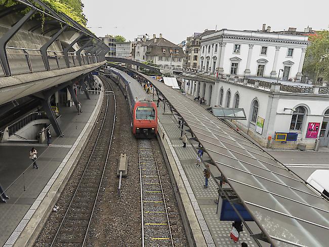 Mit dem Ausbauschritt 2030/35 will der Bund Engpässe im Bahnnetz beseitigen - ausgebaut werden soll auch der Bahnhof Stadelhofen in Zürich. (Archivbild)