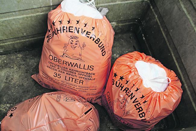 Die Bevölkerung von Brig-Glis darf Abfallsäcke ab sofort zeitiger an der Strasse deponieren (Archiv). 