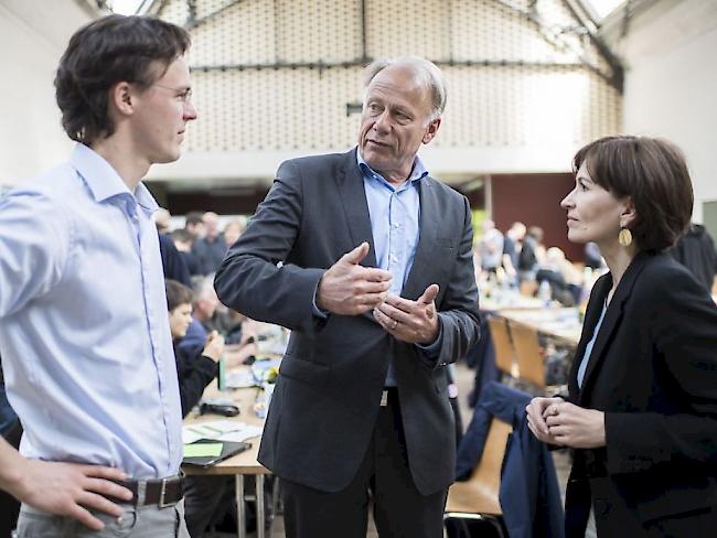Bastien Girod (links) im Gespräch mit dem deutschen Politiker Jürgen Tritten (Mitte) und Präsidentin Regula Rytz (rechts) an der Delegiertenversammlung der Grünen in Frauenfeld TG.