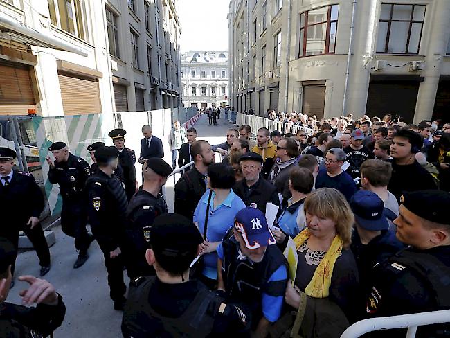 Oppositionsanhänger in Moskau warten, um dem Präsidialamt Protestbriefe zu übergeben. Im Gegensatz zu anderen Orten in Russland durften die Oppositionellen in Moskau demonstrieren.