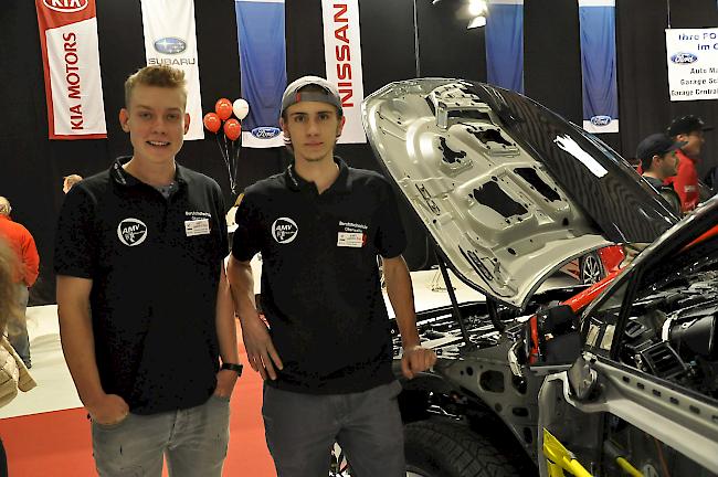Die Lernenden Michael Brantschen und Nicolas Truffer am Stand der Berufschule vor dem aufgeschnittenen Subaru.