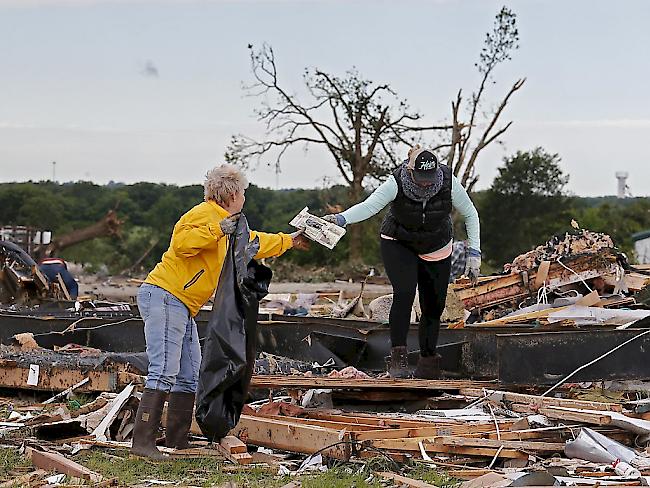 Betroffene in den Überresten ihrer Häuser nach dem Durchzug des Tornados.