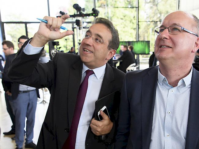 FDP-Staatsrat Pascal Broulis (links) und SP- Pierre-Yves Maillard beobachten gespannt ihr Kopf-an-Kopf-Rennen.