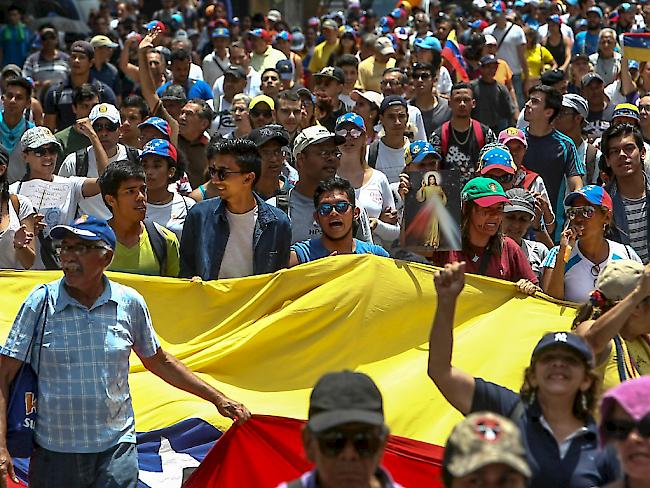 Angesichts der landesweiten Proteste hat Venezuelas Staatschef Maduro eine Erhöhung des Mindestlohns angeordnet. (Archiv)
