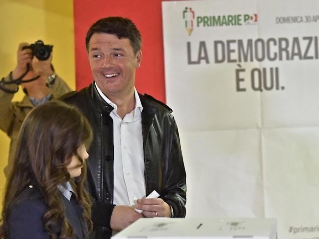 Italiens Ex-Premier Matteo Renzi ist mit überwältigender Mehrheit zum Chef der PD-Partei gewählt worden.