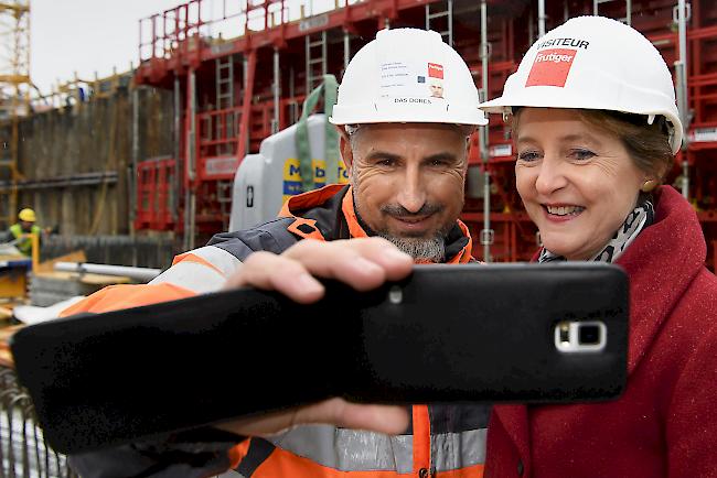 Bundesrätin Simonetta Sommaruga beim Selfie-Knipsen mit einem Arbeiter der Energypolis-Baustelle in Sitten.