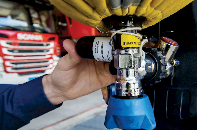 Mit dem Monitoringsystem FireMon sollen in Echtzeit Luftdruck, Hauttemperatur und Herzfrequenz der Feuerwehrleute im Einsatz gegen das Feuer gemessen werden können.