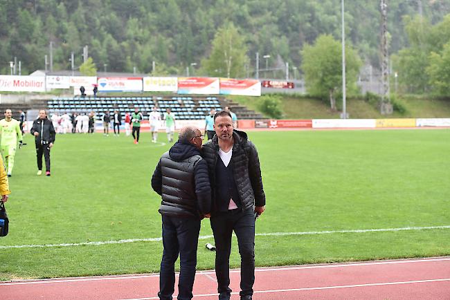 Oberwalliser und Oberwalliser Wurzeln: OW-Präsident Hans Ritz (links) "tröstet" Düdingen-Trainer Martin Lengen nach Spielschluss.