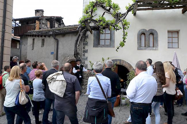 Der kulinarisch-kulturelle Rundweg führte die Teilnehmer auch zur nachweislich ältesten Rebe der Schweiz vor der Galleria Graziosa Giger.