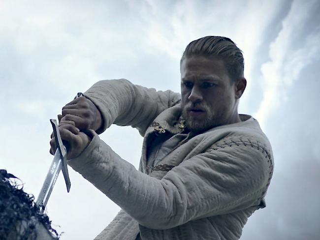 Charlie Hunnam zieht in "King Arthur: Legend of the Sword" das Schwert aus dem Stein und bringt so die Geschichte ins Rollen. In der Deutschschweiz war der Film an seinem Startwochenende am beliebtesten. (Archivbild)