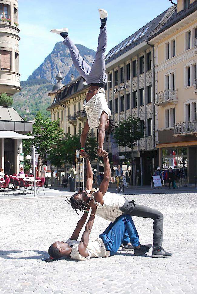 Die Akrobaten von «Cie Notre Monde» stellen ihr Können unter Beweis.