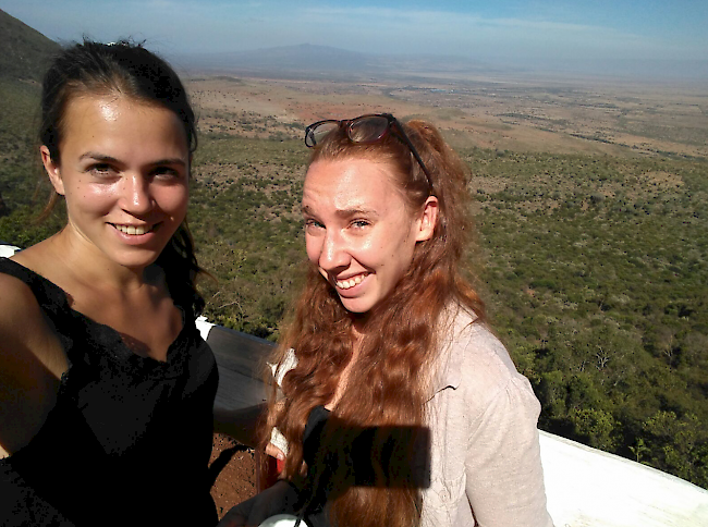«Praktikantin Charly und ich auf dem Weg zum Masai Mara Nationalpark. Eine tolle Aussicht auf das Rift Valley.»