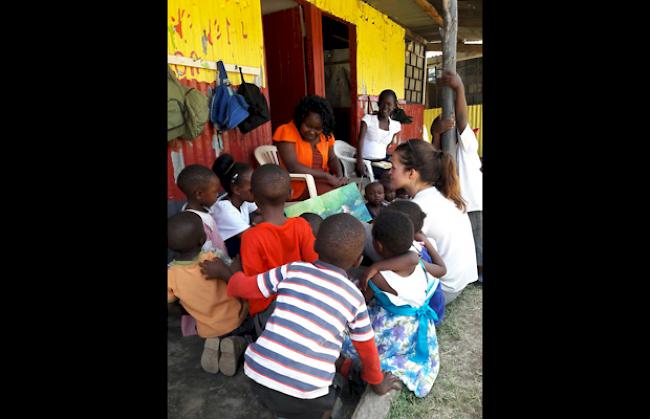 «NGO in Ongata Rongai: Die Kinder hörten aufmerksam und gespannt zu, während wir ihnen eine Geschichte auf Englisch und Swahili erzählten.»