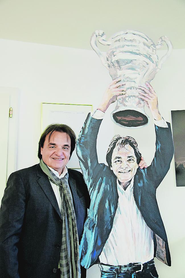 Christian Constantin neben seinem Ebenbild, welches er als Geschenk für den gewonnenen Cupfinal 2015 erhalten hat.