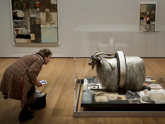 Eine Frau betrachtet die Skulptur "Monogram" in der Ausstellung "Robert Rauschenberg: Among Friends" im Museum of Modern Art in New York.