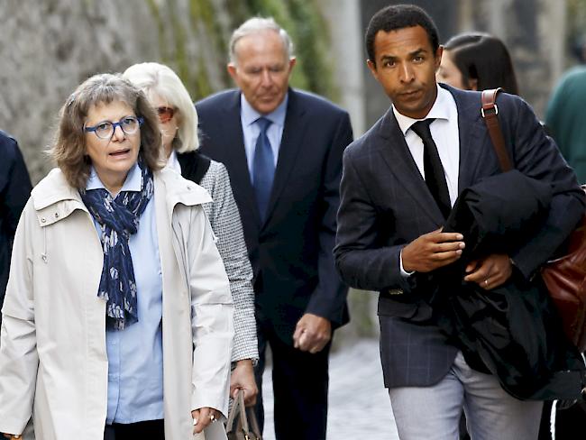 Der Anwalt der Angehörigen des Opfers, Simon Ntah (rechts), verlangte am Freitag vor Gericht die Höchststrafe für den Angeklagten.