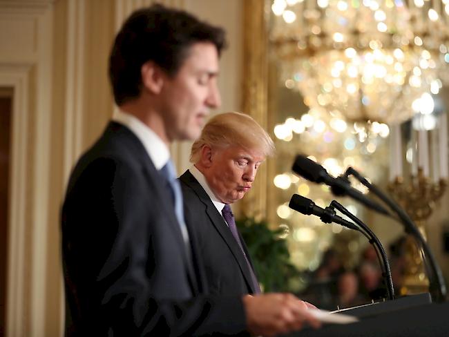 Der kanadische Premierminister Justin Trudeau (l.) im Februar zu Besuch bei US-Präsident Donald Trump im Weissen Haus. (Archiv)